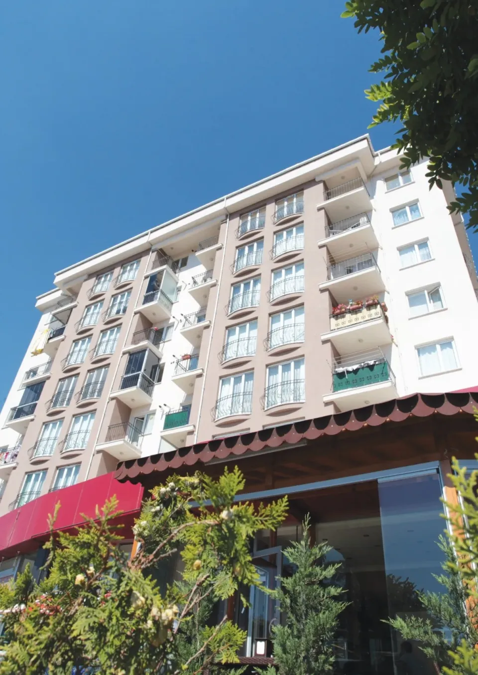 Akpınar Evleri’nin sokak cephesi ve zemin katındaki tenteli dükkânlar