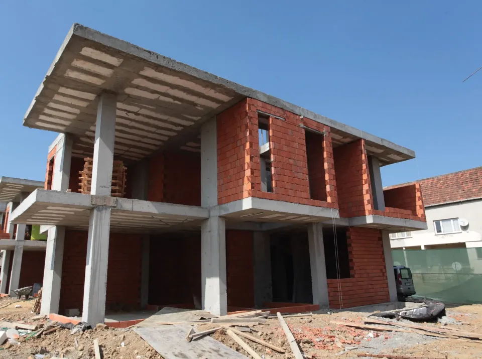 Kemer Evleri’nde betonarme iskeleti tamamlanmış iki katlı villa