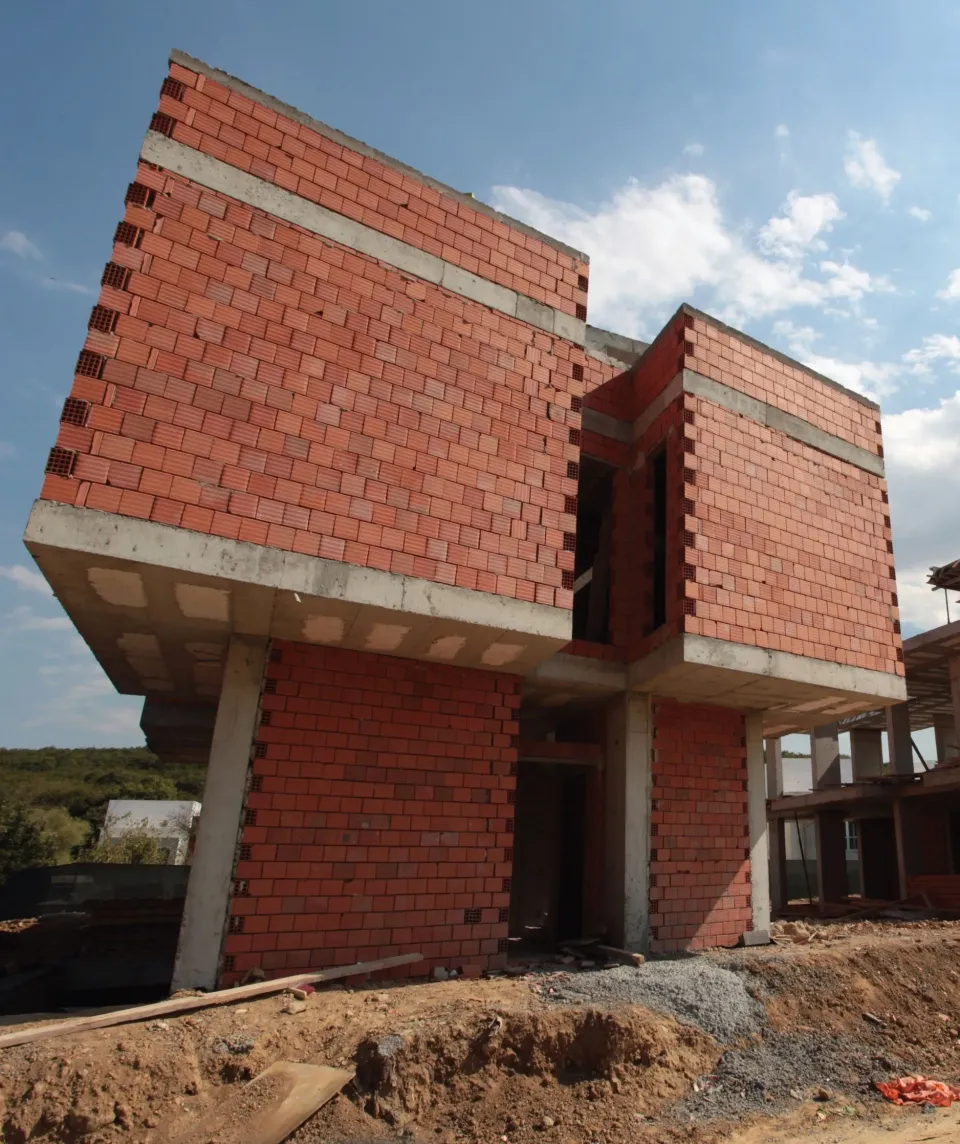Kemer Evleri’nde tuğla duvarları örülmüş villanın çıkmalı cephesi