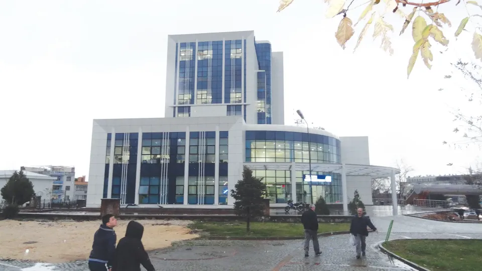 Türk Telekom İl Müdürlüğü binasının bahçeden görünümü