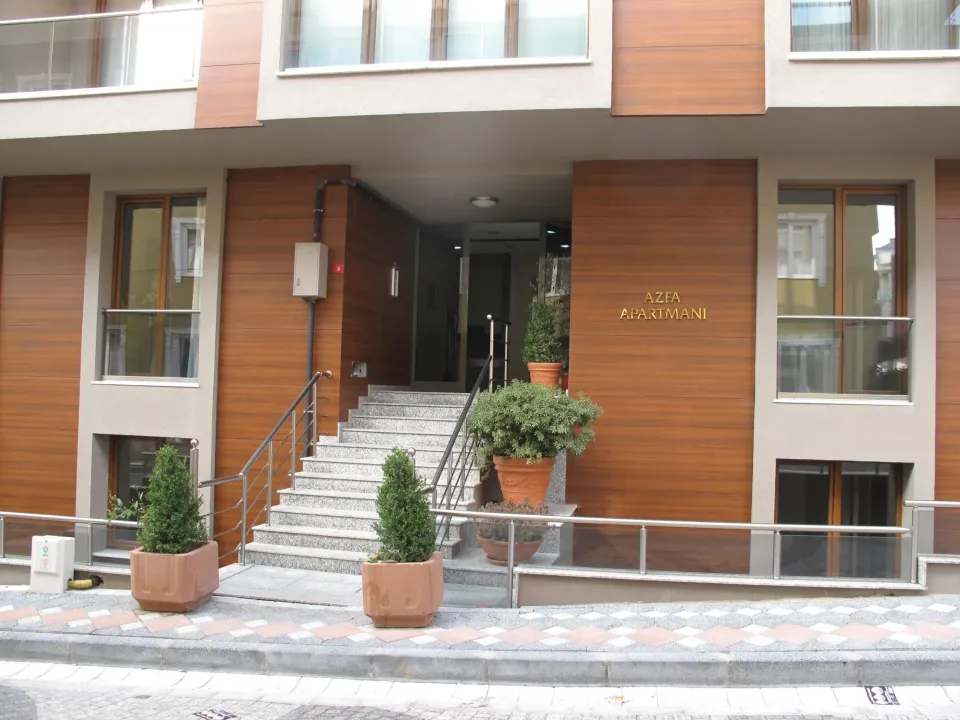 Azfa Apartmanı’nın ahşap kaplamalı girişi ve merdiveni