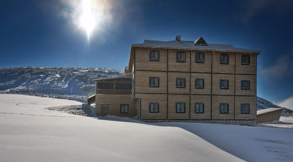 Gümüşpark Resort’un kış manzarası içindeki dış cephesi