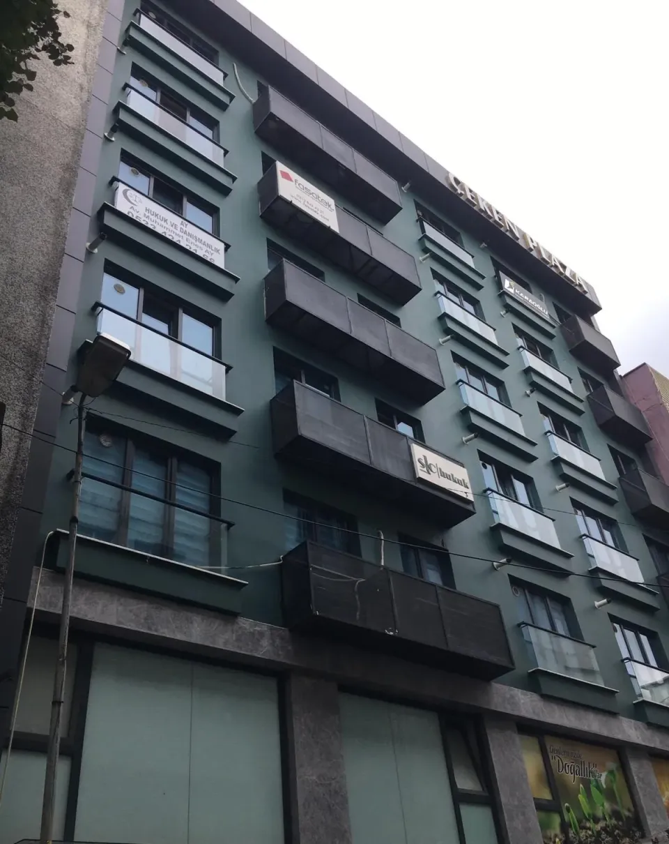 Çeken Plaza’nın sokak cephesi ve ofis tabelaları