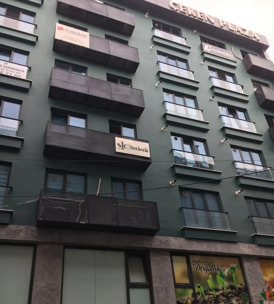 Çeken Plaza cephesindeki ofis balkonları ve firma tabelaları