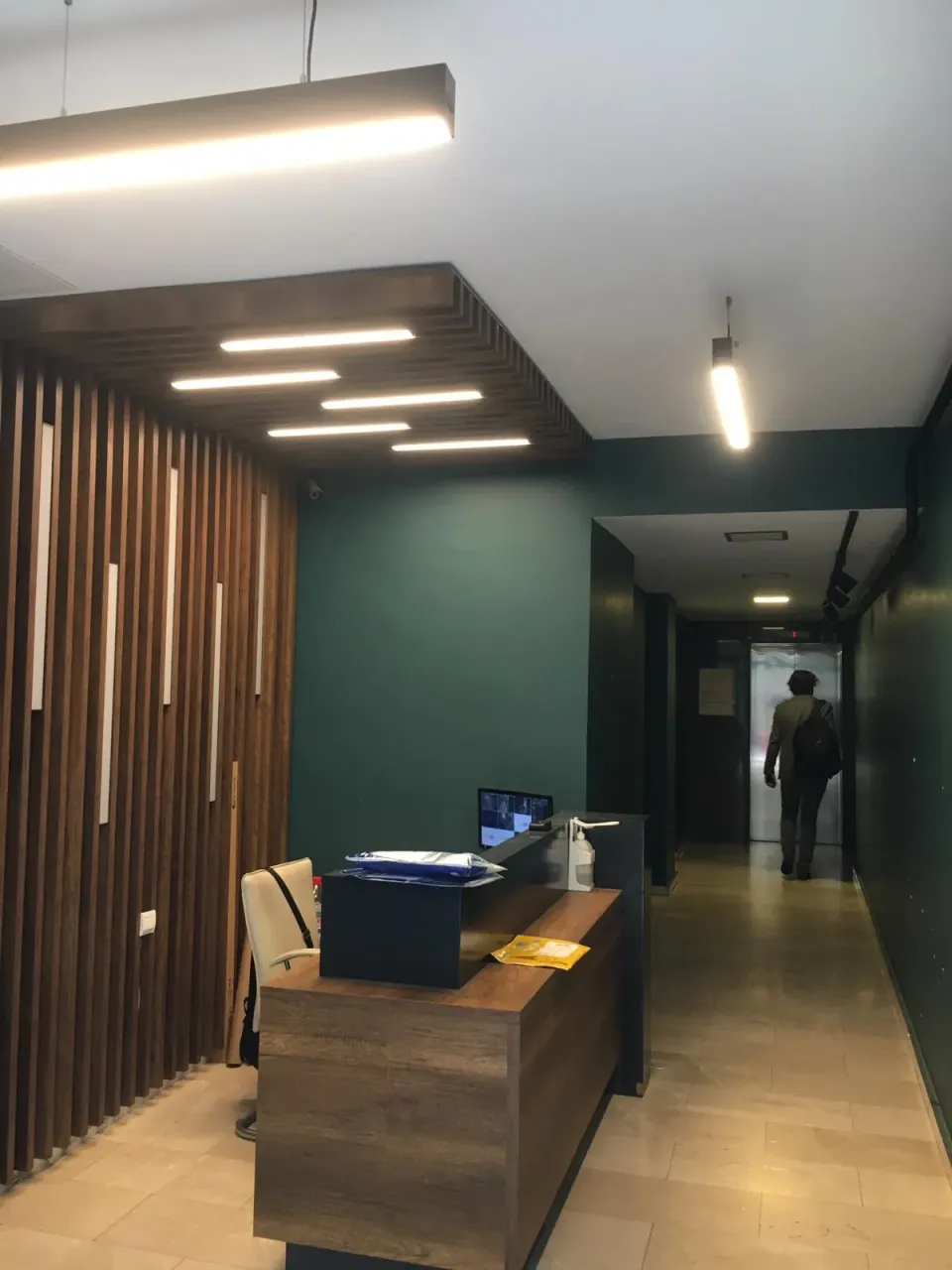 Çeken Plaza’nın ahşap lamelli ve yeşil duvarlı giriş lobisi