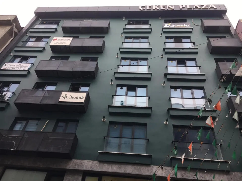 Çeken Plaza iş merkezinin alttan görünen ön cephesi