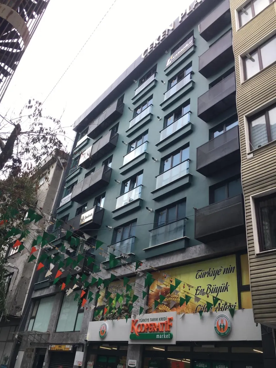 Çeken Plaza’nın zemin katındaki ticari birimler ve bina cephesi