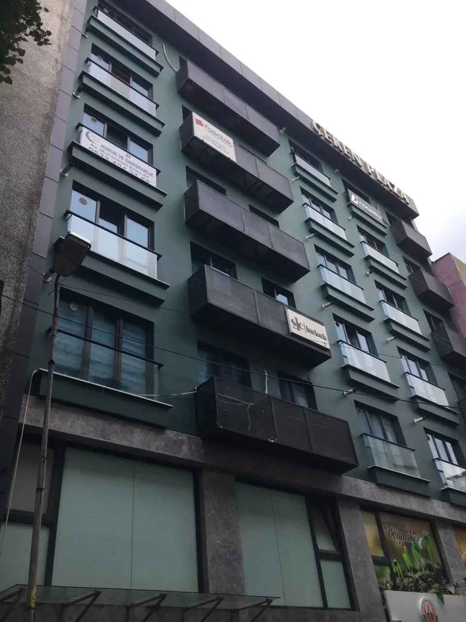 Çeken Plaza’nın köşe cephesi ve balkon sıraları