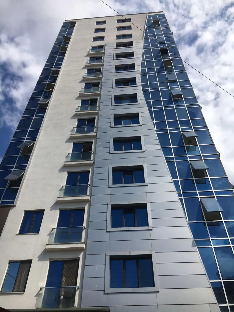 Rozehill Residence’ın cam ve kompozit kaplamalı tam boy cephesi